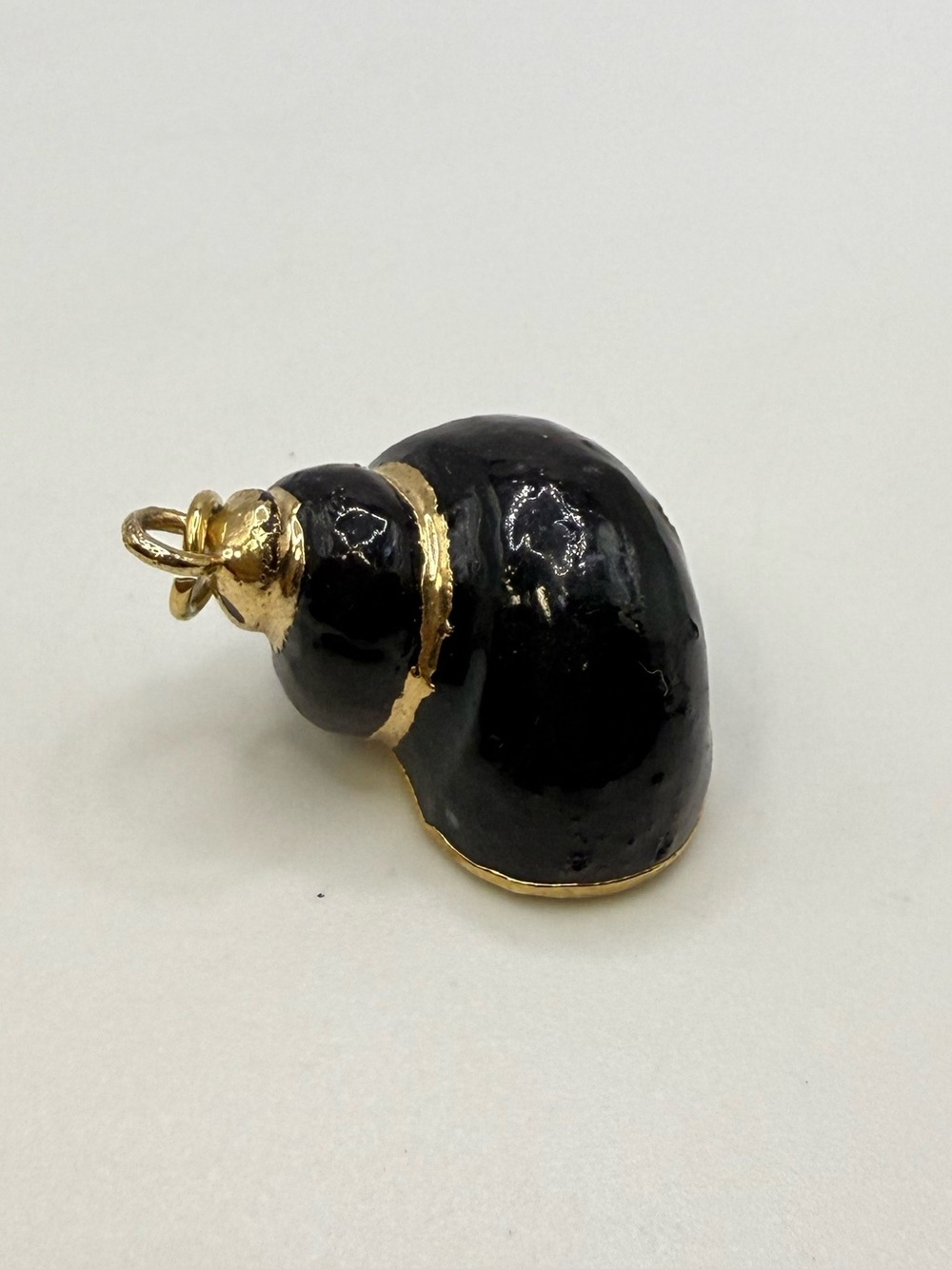 Vintage Black Lacquered Sea Shell Pendant Gold Tone Trim